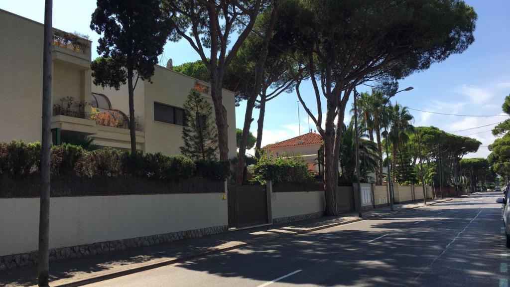Una calle de la urbanización Gavà Mar, donde los vecinos se oponen a la ampliación de El Prat.