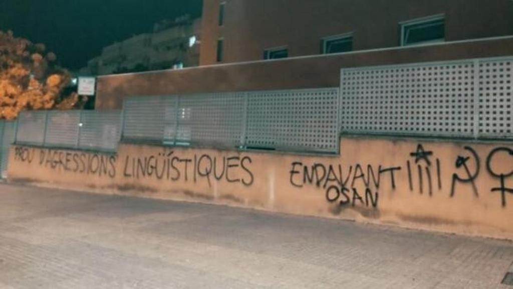 Pintadas en el centro de salud de Son Pisà, en Palma, donde trabaja Yolanda.