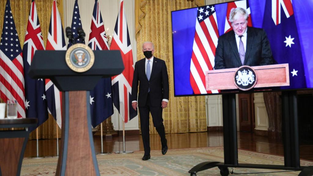 Joe Biden antes de anunciar el acuerdo 'Aukus' y Boris Johnson, en la pantalla.