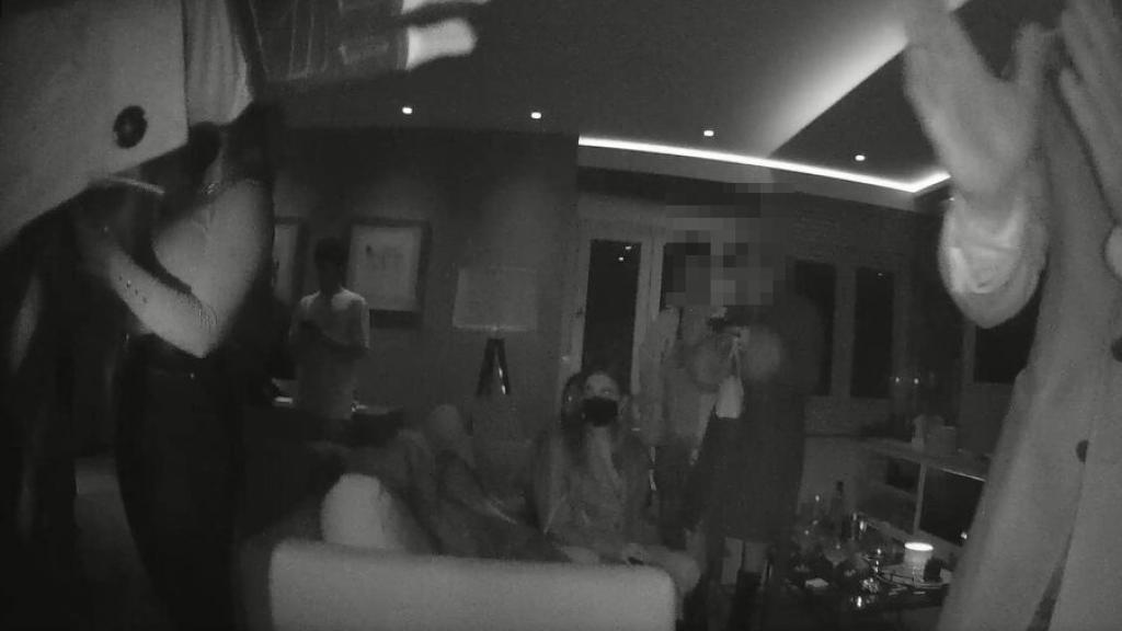 Interior de la vivienda una vez acceden a ella los policías.