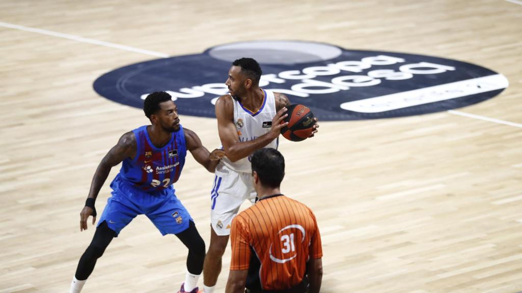 Adam Hanga defendido por Cory Higgins en la final de la Supercopa Endesa