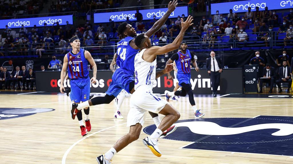 Hanga pelea un balón con Hayes en la final de la Supercopa Endesa