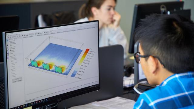 Un técnico trabaja en el proyecto Geroa PCM.