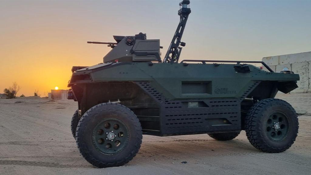 Está equipado con ametralladoras, cámaras y sensores.