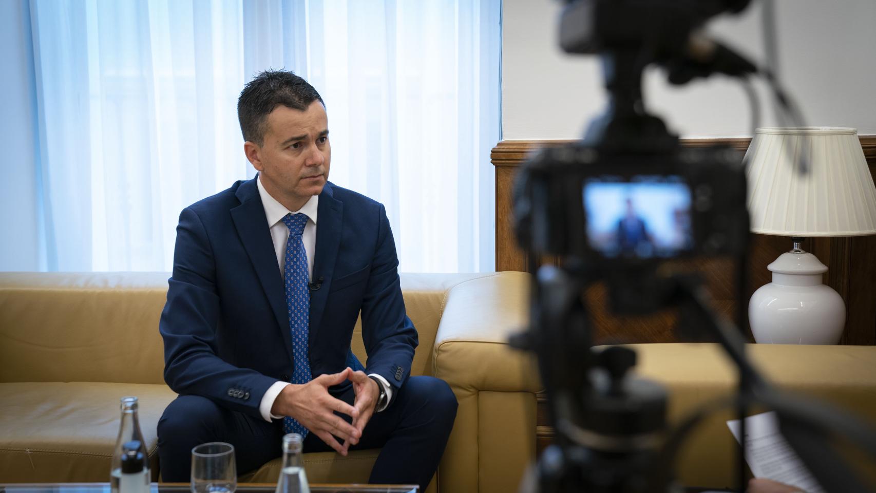 Héctor Gómez, portavoz del Grupo Parlamentario Socialista, durante su entrevista con EL ESPAÑOL.