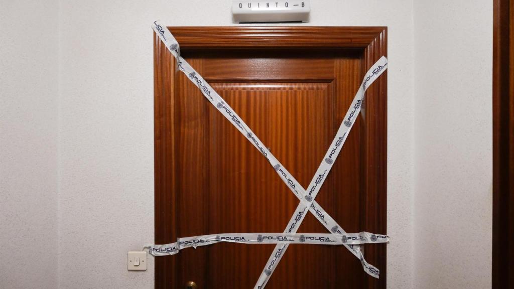 Puerta del domicilio donde fue asesinada una mujer en A Coruña.