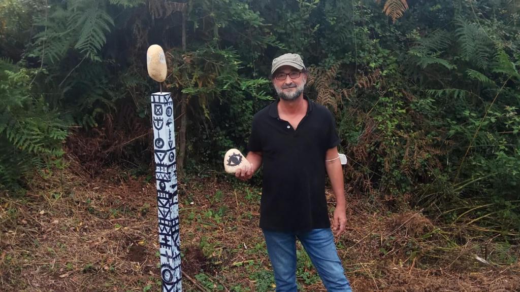 Un artista planta esculturas en los montes gallegos a favor de la eliminación de eucaliptos