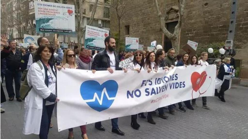 Los médicos se manifiestan en contra del catalán obligatorio en Sanidad.