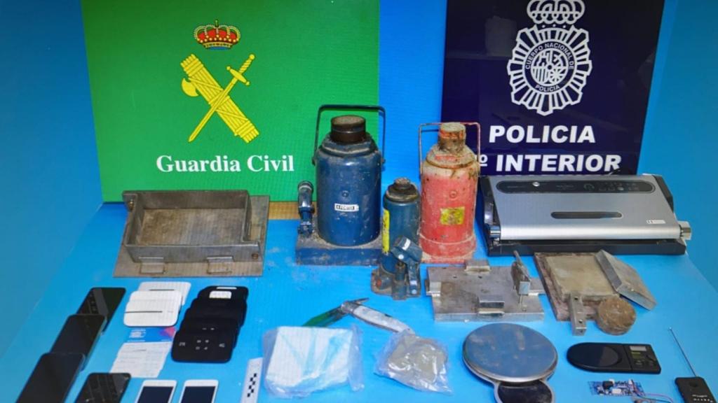 Objetos incautados en los registros.