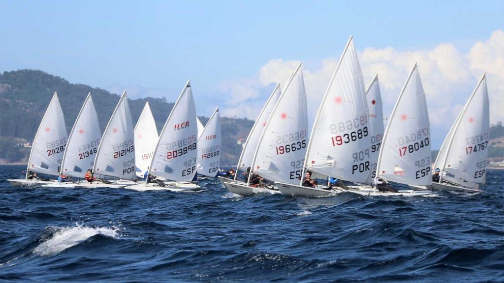 Imagen de la regata en la ría de Vigo