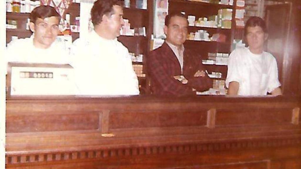 La familia Medina-Montoya, en la farmacia de Puerta del Mar.