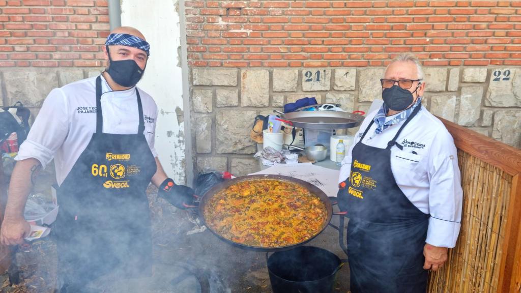 Josetxo junto a uno de sus mentores, Ramón Casanova, en el Concurs Internacional de Paella Valenciana de Sueca en 2021.