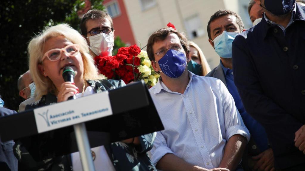 La presidenta de honor de la Asociación de Víctimas del Terrorismo, María Pedraza, junto al alcalde de Madrid, José Luis Martínez Almeida.