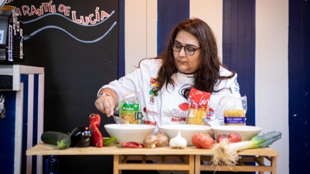 Lucía Mora, degustando uno de los platos de macarrones durante la cata.