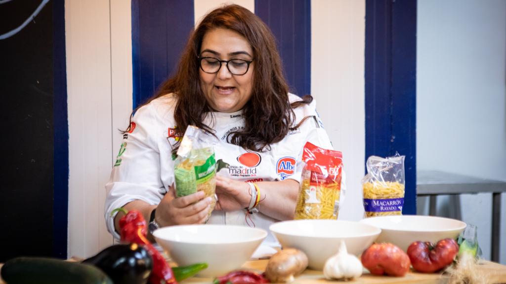 Lucía inspecciona el paquete de macarrones de Carrefour antes de probarlos.
