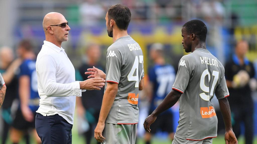 Davide Ballardini, entrenador del Genoa, hablando con Milan Badelj