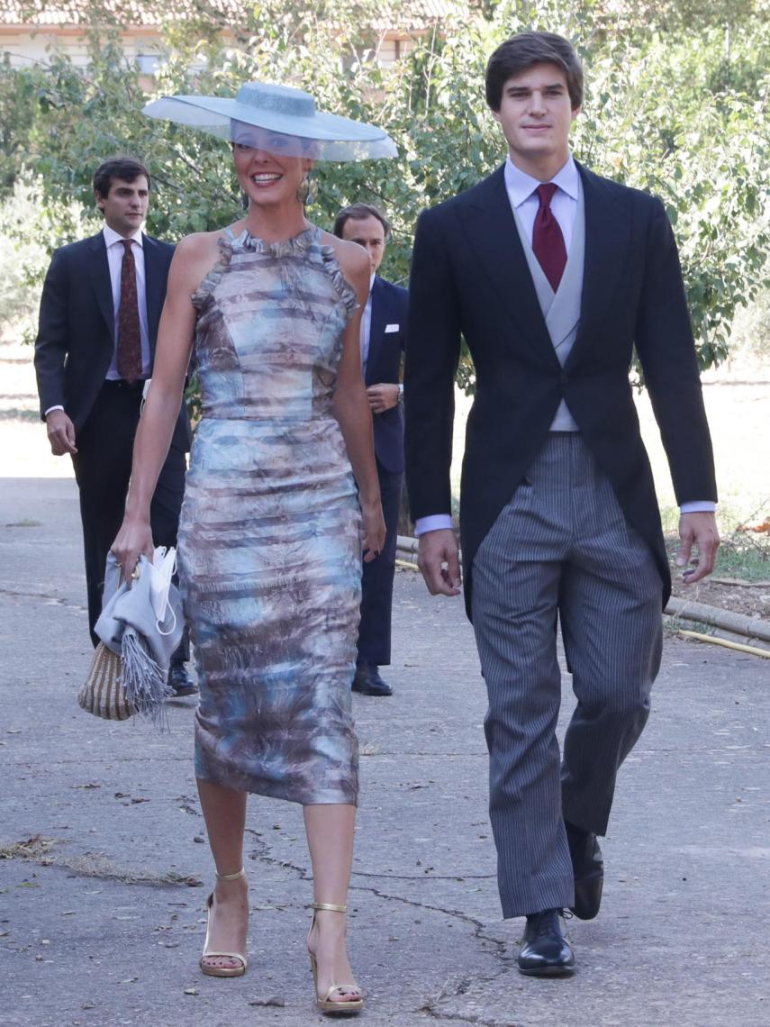 Belén Corsini ha llamado la atención por su vestido en colores metalizados.