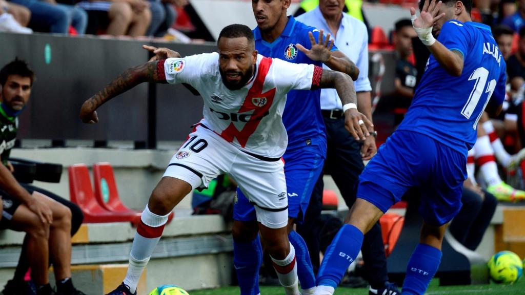 Bebe pelea un balón en la banda en el Rayo Vallecano - Athletic