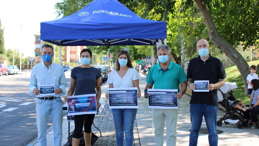 Mesa informativa del PP de Castilla-La Mancha instalada este sábado en el barrio del Polígono de Toledo.