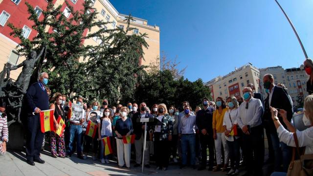 El alcalde de Madrid, Jose Luis Martínez Almeida, y la presidenta de honor de la Asociación de Víctimas del Terrorismo, María Pedraza, entre otros, participan de la ofrenda floral a las víctimas de ETA.
