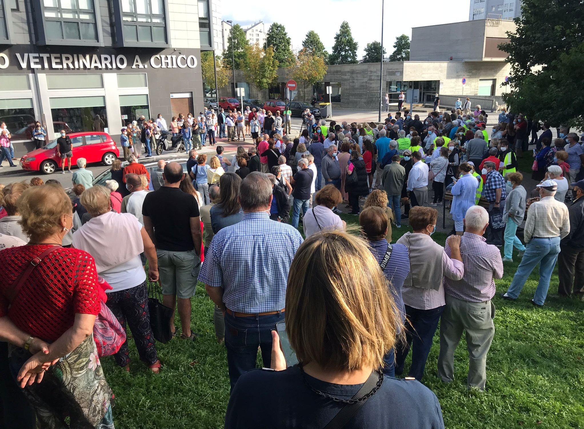 Concentración en Vioño para demandar más seguridad en el barrio de Os Mallos (@EloyTp)