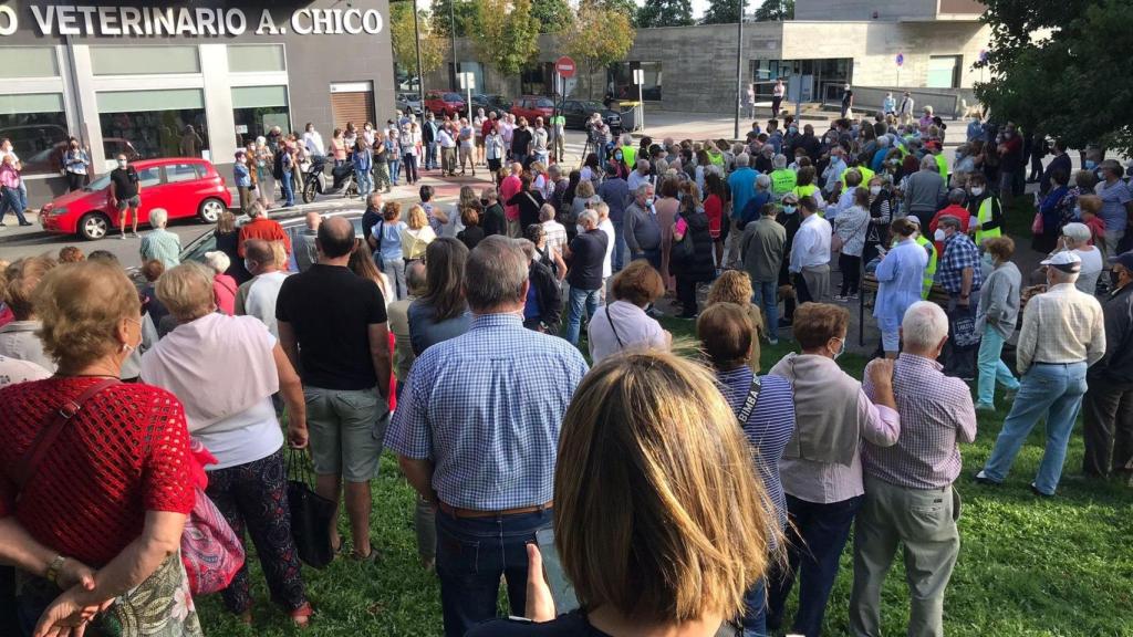 Concentración en Vioño para demandar más seguridad en el barrio de Os Mallos.