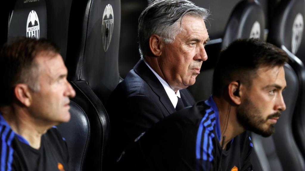 Carlo Ancelotti y su hijo Davide en el banquillo del Real Madrid