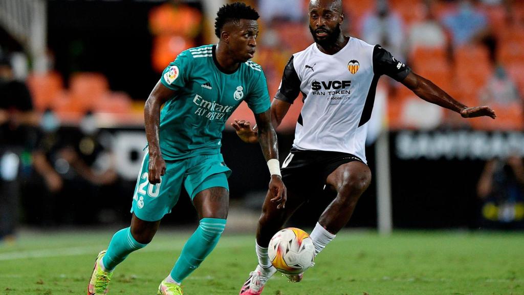 Vinicius evita la presión de Dimitri Foulquier