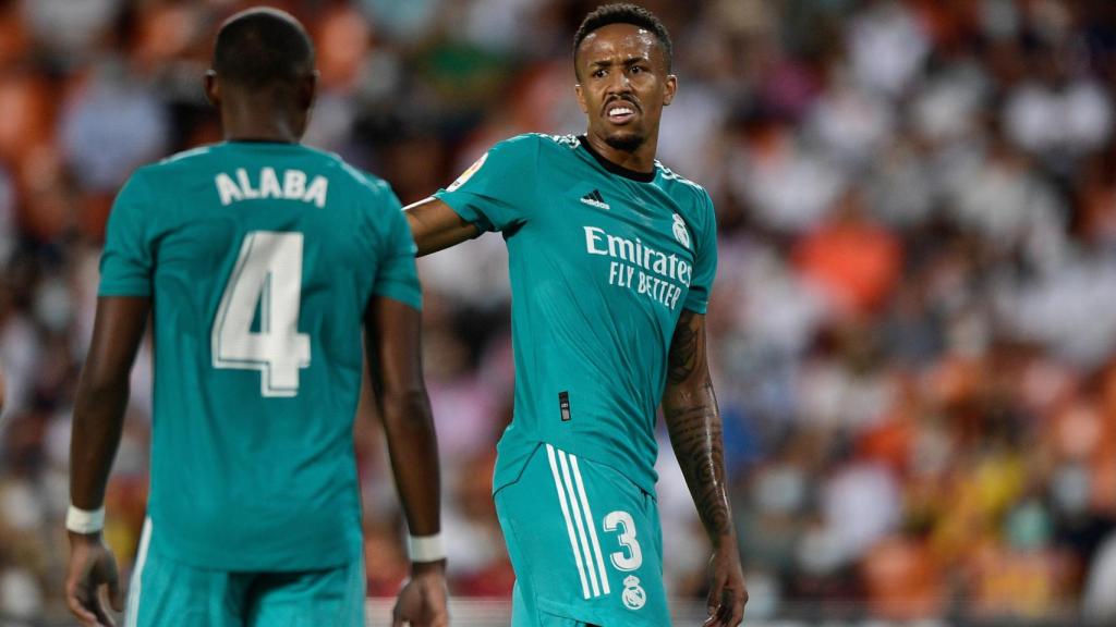 Eder Militao habla con David Alaba durante el partido