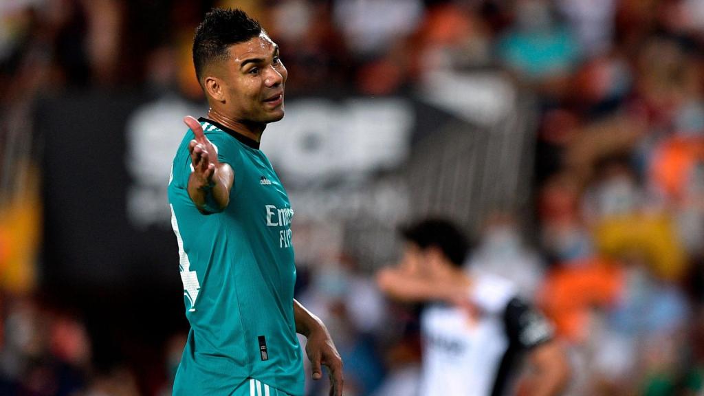 Casemiro da indicaciones a sus compañeros