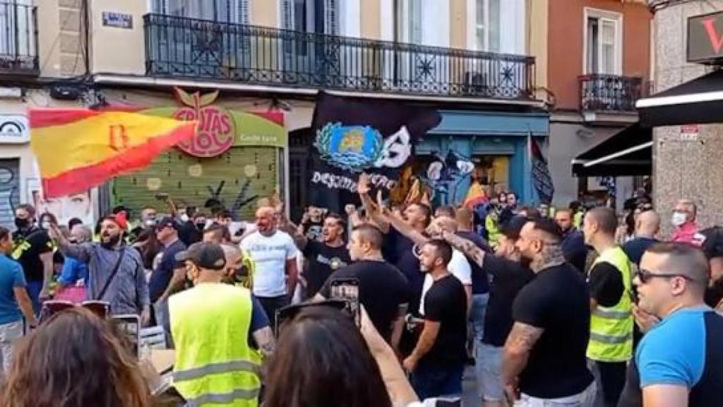 Un grupo de extrema derecha grita consignas homófobas en Chueca.