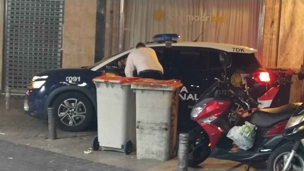 Un trabajador de una discoteca habla con la Policía, que se va sin comprobar el cumplimento de la normativa.
