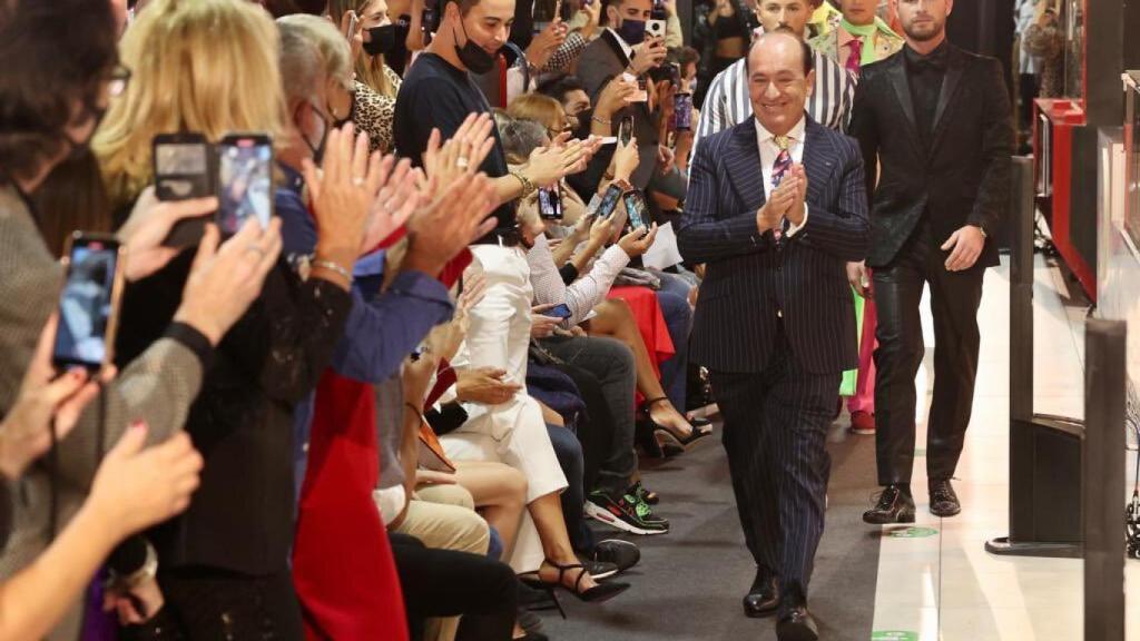 El público madrileño aplaude al diseñador toledano Félix Ramiro al concluir el desfile. Fotos: Ayuntamiento de Toledo.