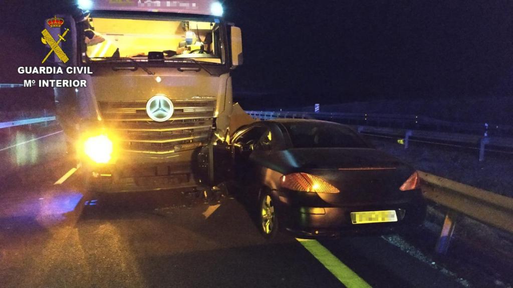 El vehículo accidentado tras circular en sentido contrario por la A-5. Foto: Guardia Civil.