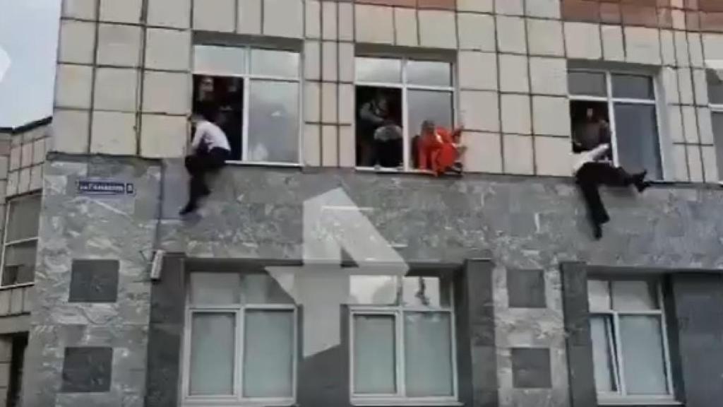 Varios estudiantes saltan las por la ventana durante el tiroteo.