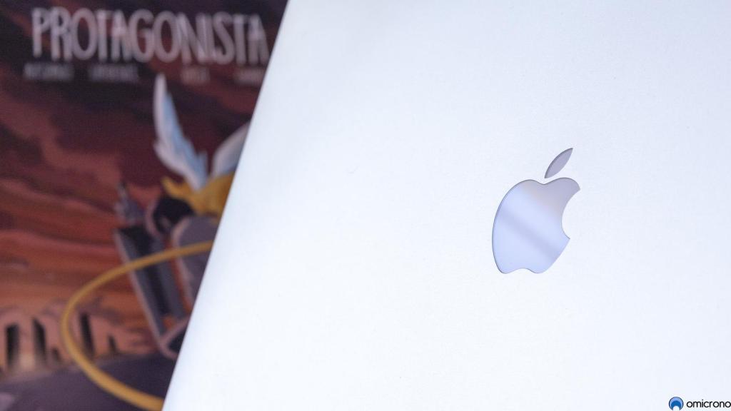 Un MacBook Pro cerca de un cómic.