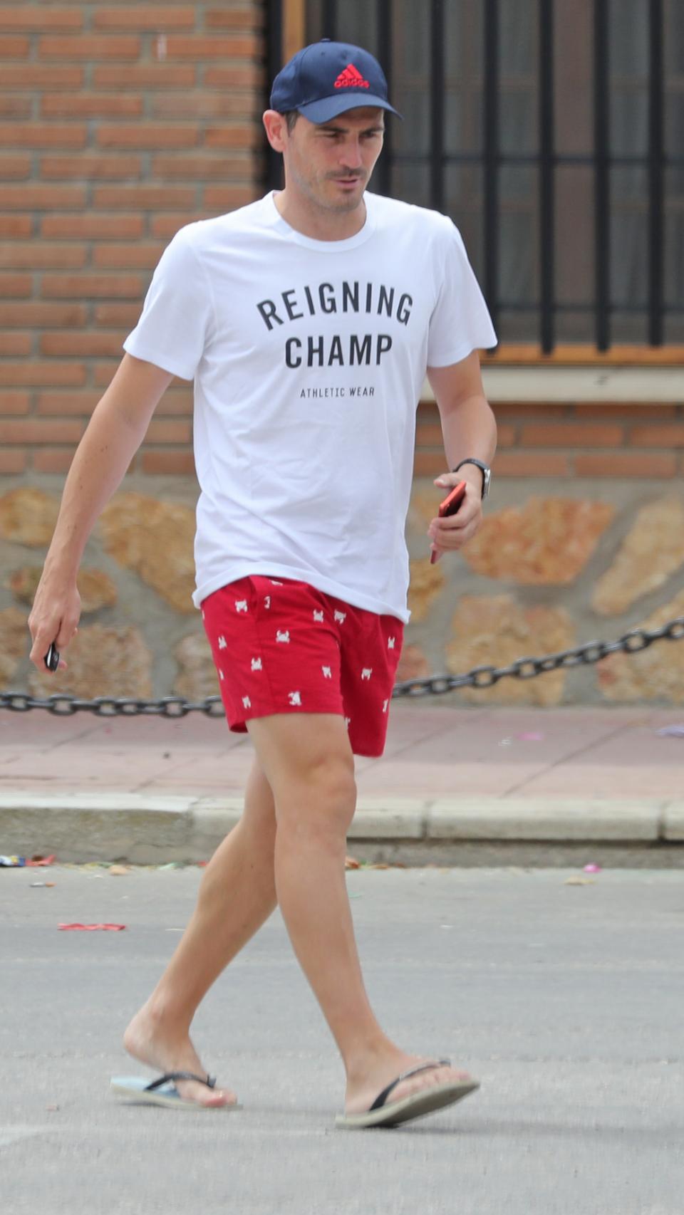 Iker Casillas paseando por las calles de Corral de Almaguer, Toledo, en el verano de 2020.