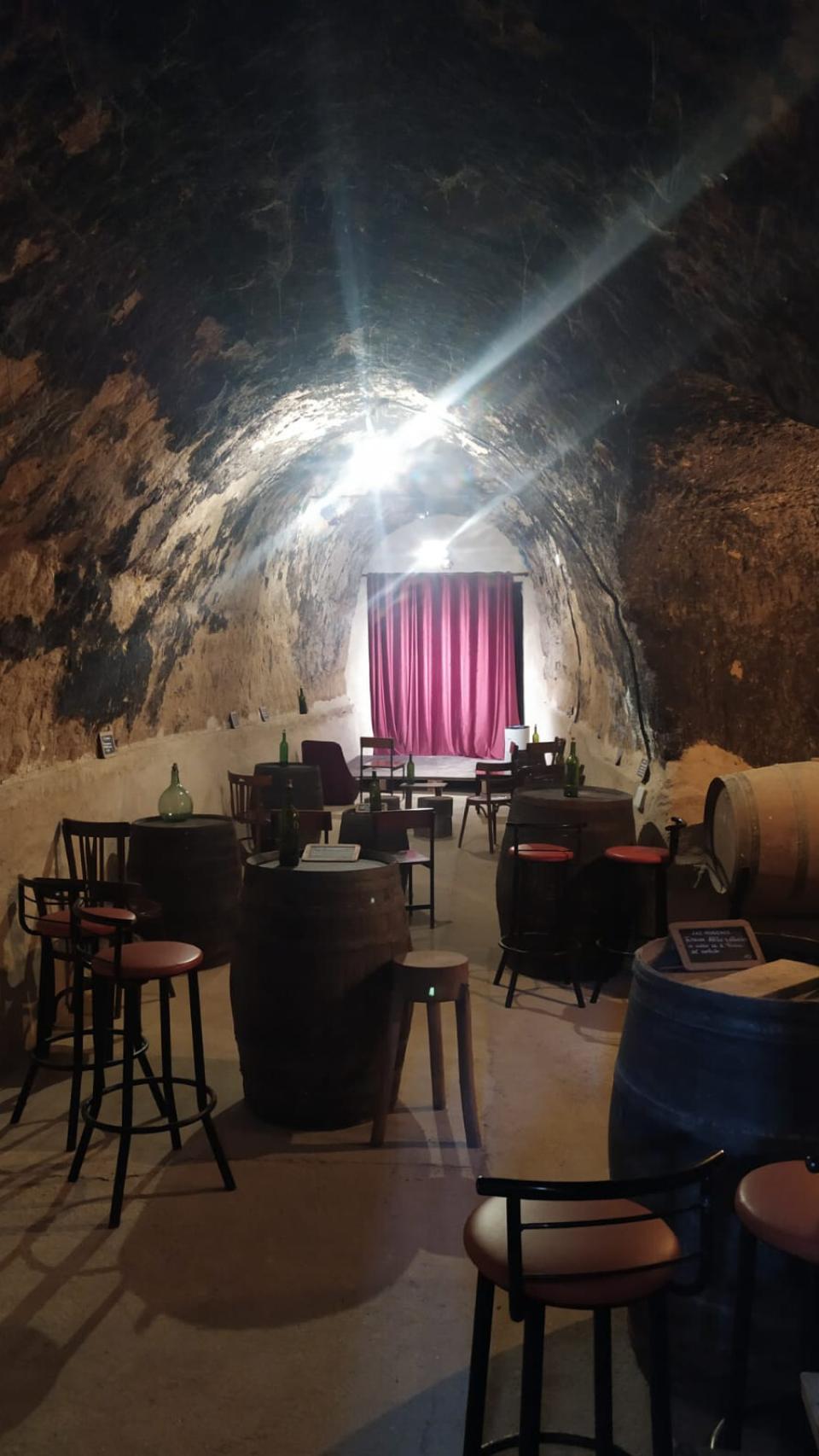 Interior de una bodega en Peñafiel