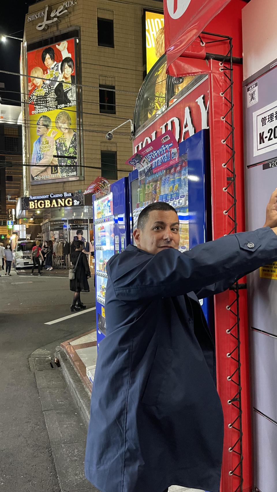 Jake Adelstein en el barrio de Shinjuku,  Tokio.