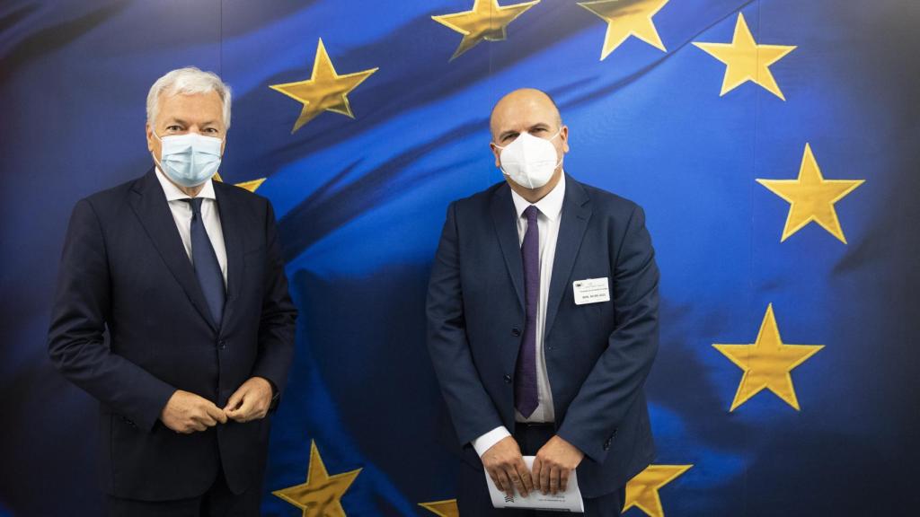 Didier Reynders durante su reunión este lunes con Fernando de la Fuente, de Jueces para la Democracia