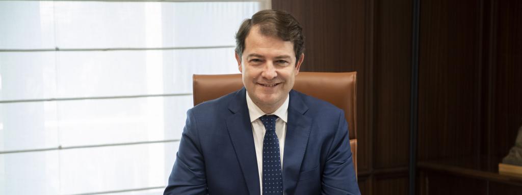 El presidente de Castilla y León, en su despacho de la Junta