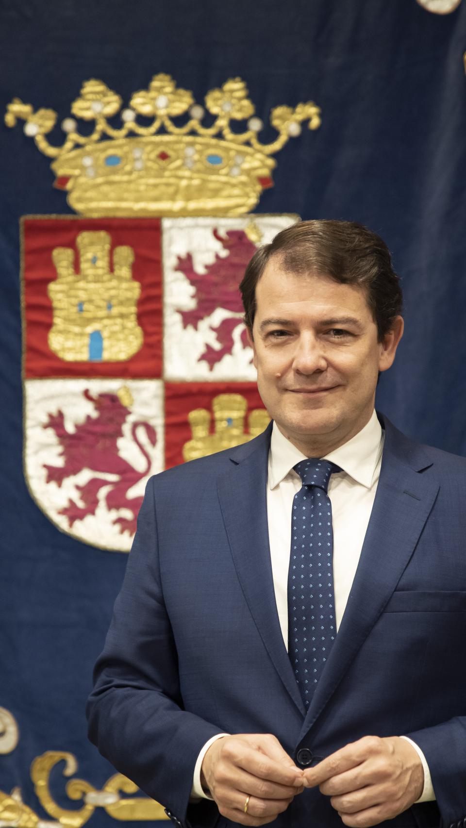 Alfonso Fernández Mañueco, ante el escudo de Castilla y León