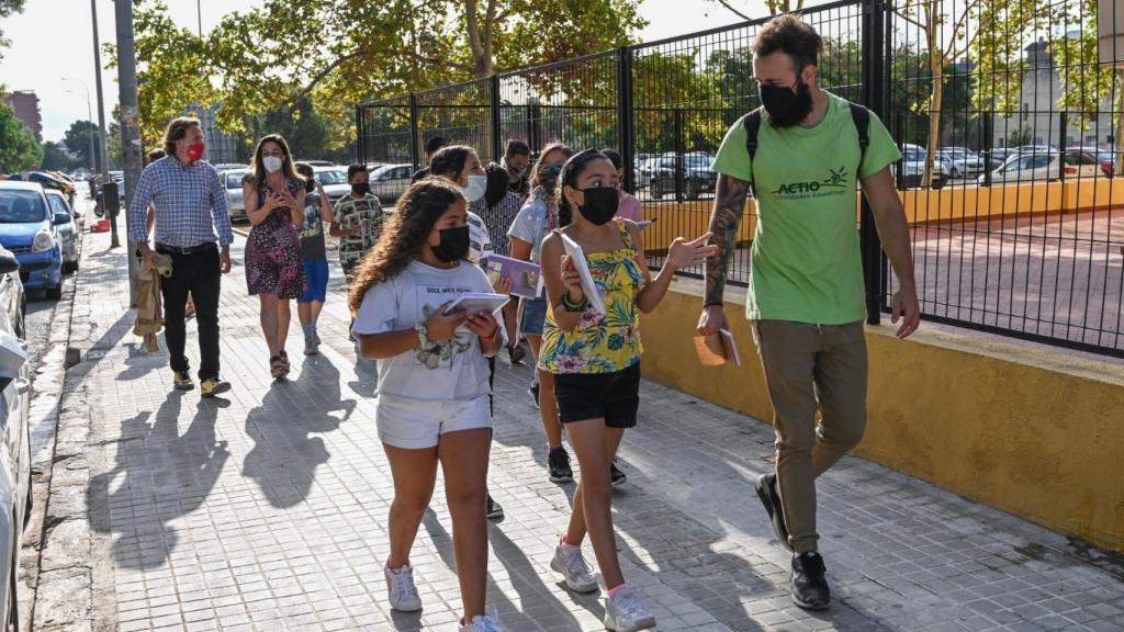 El concejal Giuseppe Grezzi (izquierda) acompaña a un grupo de alumnos que impone las multas morales. EE