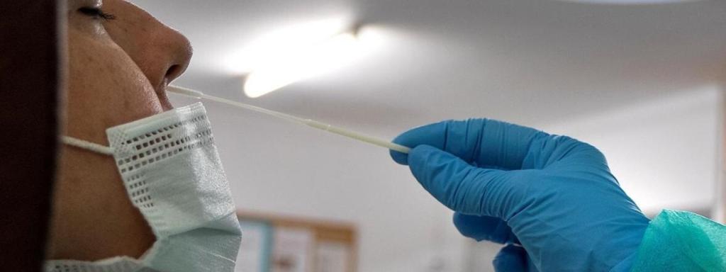 Personal sanitario haciendo test anticovid.