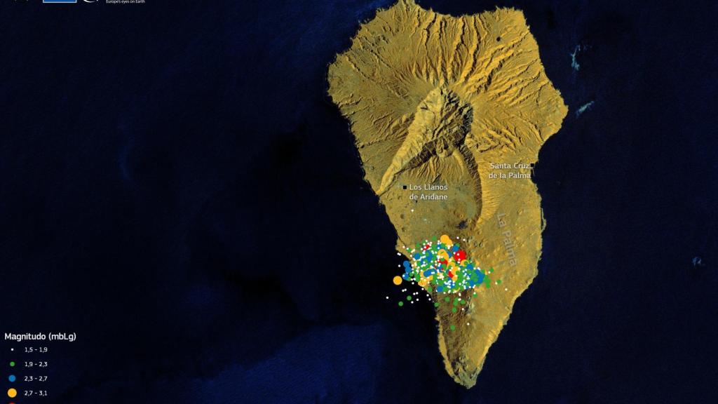 Imagen tomada desde el espacio por el programa Copernicus sobre la que superponen los epicentros de los seísmos en la Cumbre Vieja antes de la erupción.