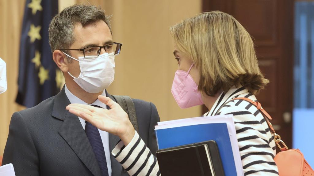 El ministro de la Presidencia, Félix Bolaños, y la portavoz parlamentaria del PP, Cuca Gamarra, a la salida de la Comisión Constitucional en el Congreso.