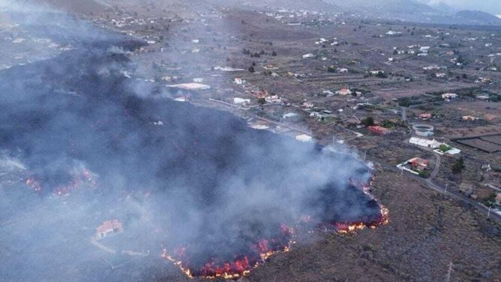 La lava avanzando por la isla de La Palma.