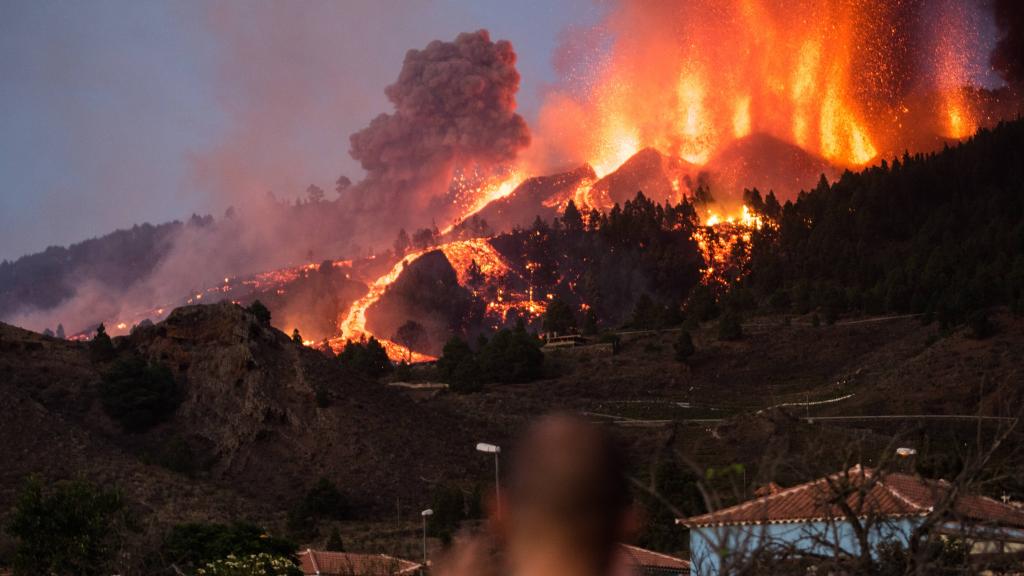 El volcán de Cumbre Vieja en La Palma, en erupción.