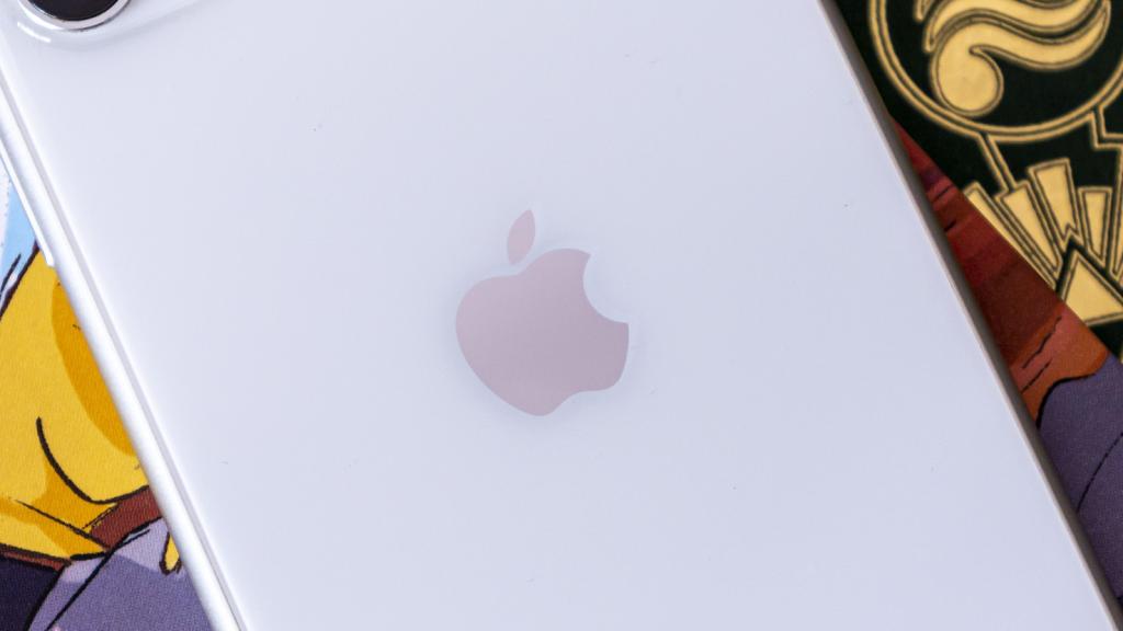 Logo de Apple en un iPhone 11.