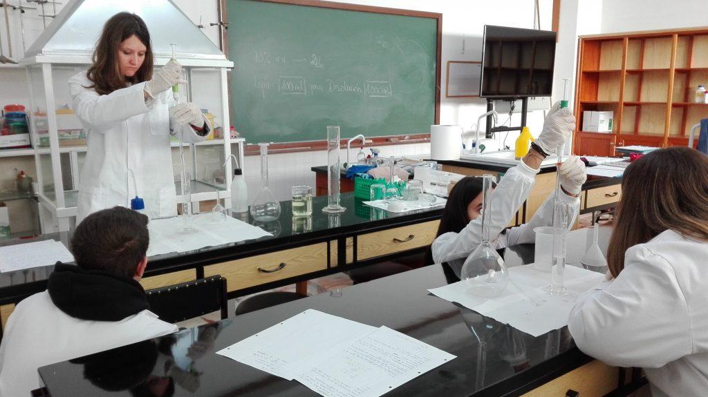 Estudiantes de Farmacia y Parafarmacia en una de sus clases prácticas  